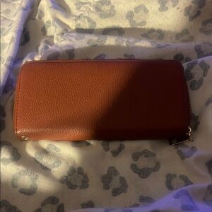 Sophisticated Brown Leather Wallet with Zip Closure